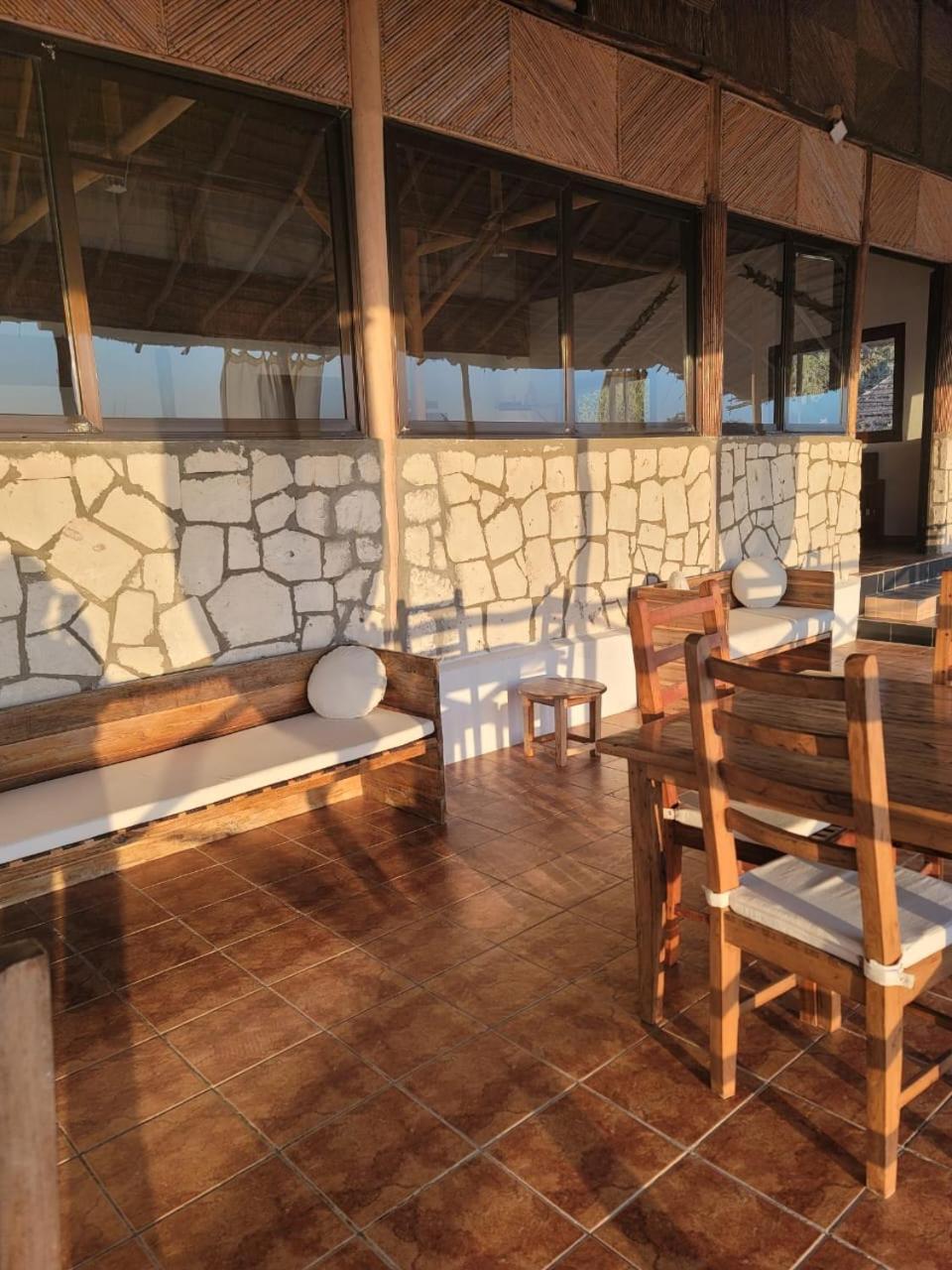 Shangri-La Lodge Ambatomilo Esterno foto